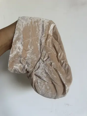 בובו נמוך קטיפה שמנת סגירת כפתור